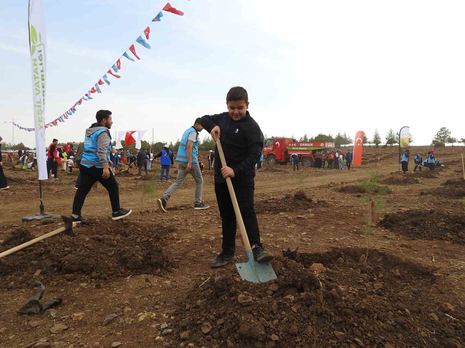 kiliste binlerce fidan toprakla bulustu 2 6UqBnZHL