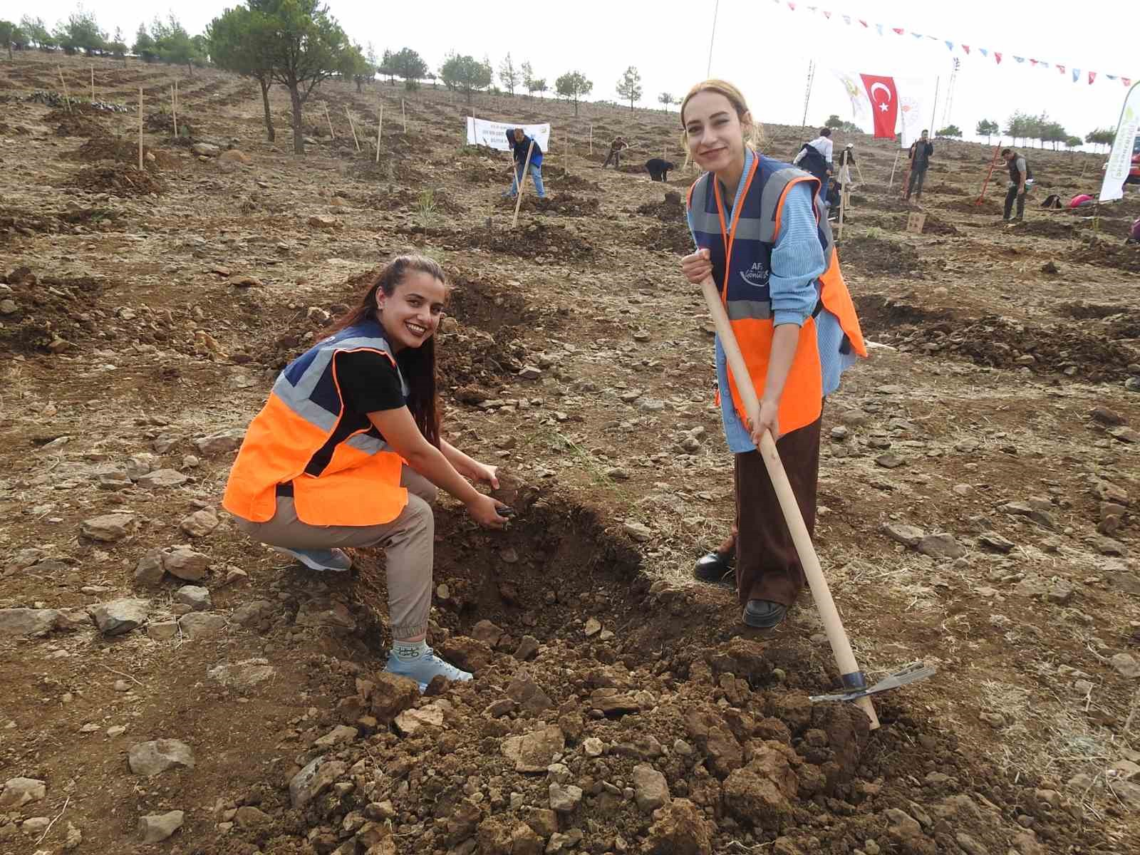 kiliste binlerce fidan toprakla bulustu 6 SpyYSgpD