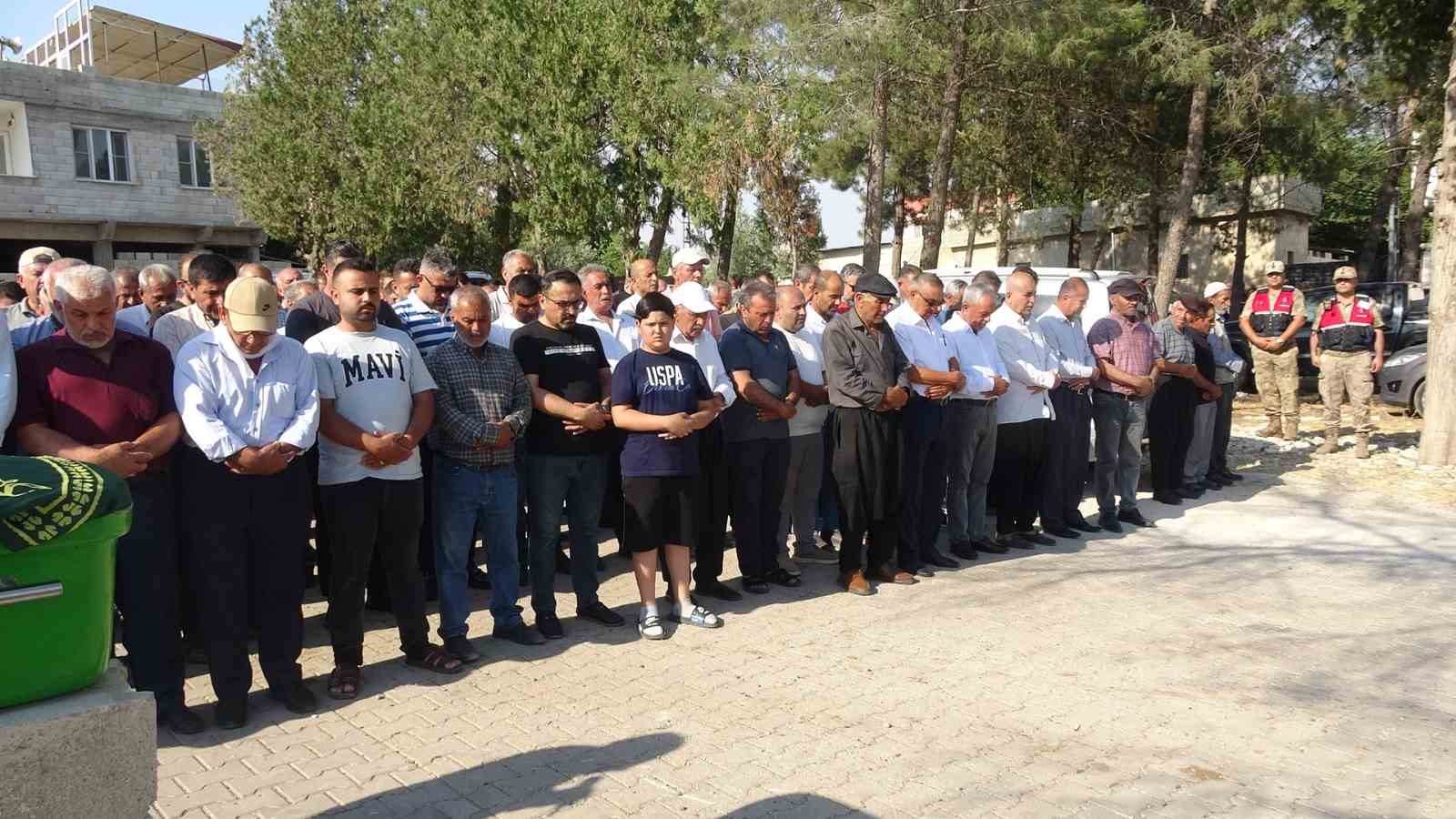 Kilis’te eşi tarafından silahla vurularak öldürülen kadın son yolculuğuna uğurlandı 4 kiliste esi tarafindan silahla vurularak oldurulen kadin son yolculuguna ugurlandi 0 aHA4yfyf