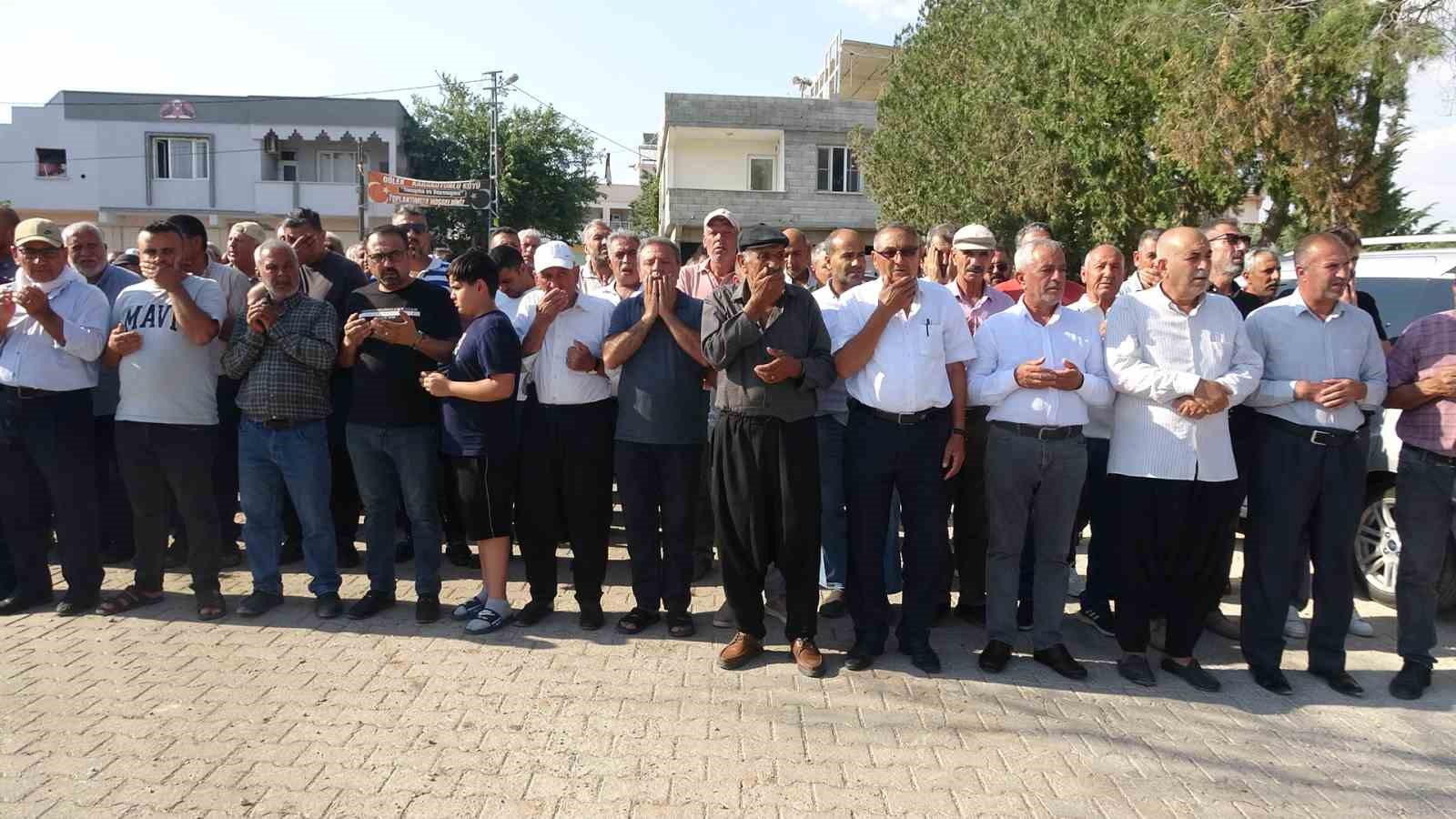 Kilis’te eşi tarafından silahla vurularak öldürülen kadın son yolculuğuna uğurlandı 5 kiliste esi tarafindan silahla vurularak oldurulen kadin son yolculuguna ugurlandi 1 yqQOlvta