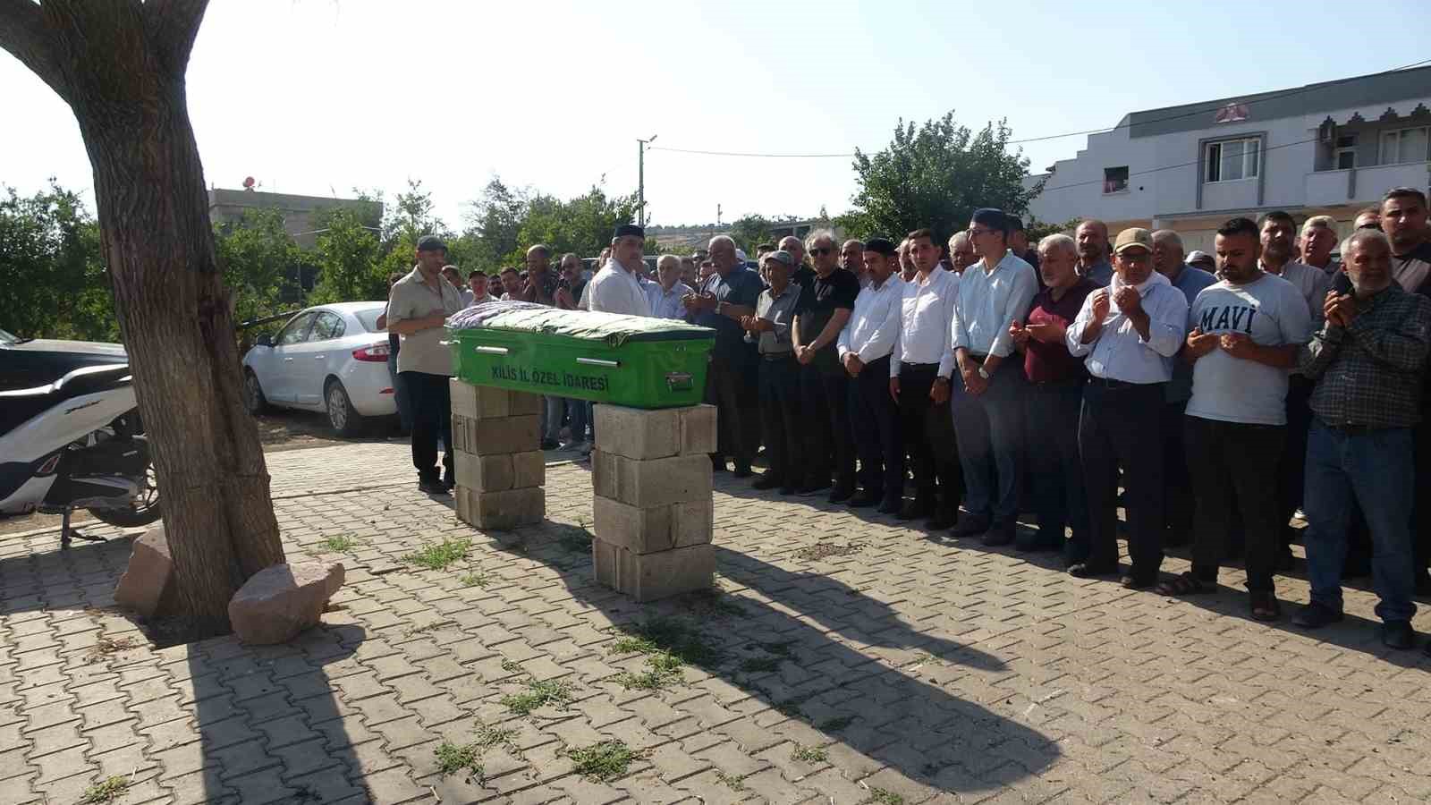 Kilis’te eşi tarafından silahla vurularak öldürülen kadın son yolculuğuna uğurlandı 6 kiliste esi tarafindan silahla vurularak oldurulen kadin son yolculuguna ugurlandi 2 t3bKqIQY