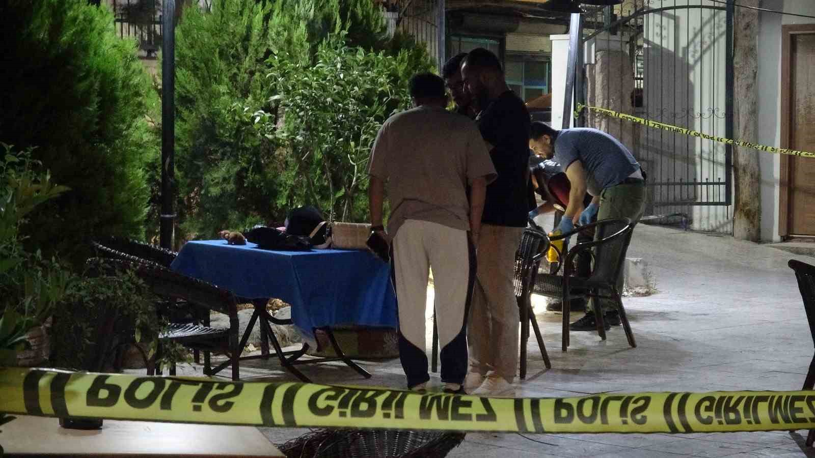Kilis’te eşi tarafından silahla vurularak öldürülen kadın son yolculuğuna uğurlandı 7 kiliste esi tarafindan silahla vurularak oldurulen kadin son yolculuguna ugurlandi 3 N7EprukR