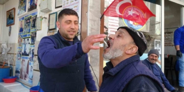kiliste-hamsi-sevinci-vatandaslar-cig-cig-yedi-tyVJw88U.jpg