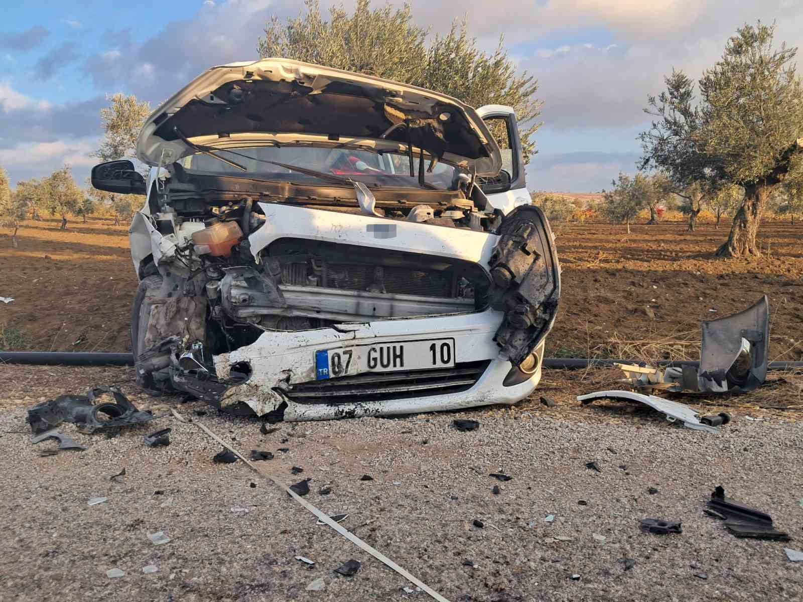 Kilis’te iki araç kafa kafaya çarpıştı: 3 yaralı 5 kiliste iki arac kafa kafaya carpisti 3 yarali 1 dH3LMPsW