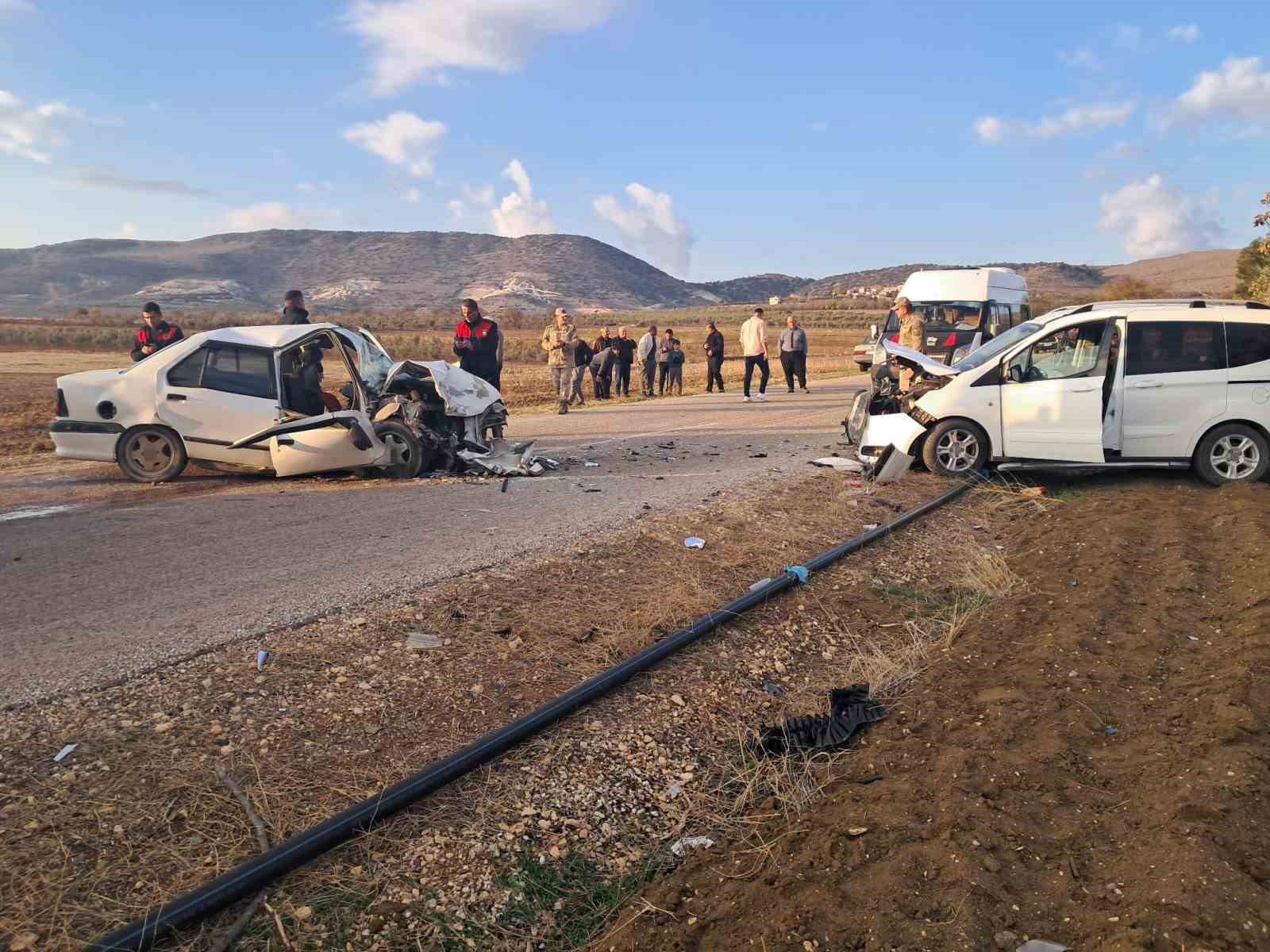 Kilis’te iki araç kafa kafaya çarpıştı: 3 yaralı 6 kiliste iki arac kafa kafaya carpisti 3 yarali 2 gs26JSas