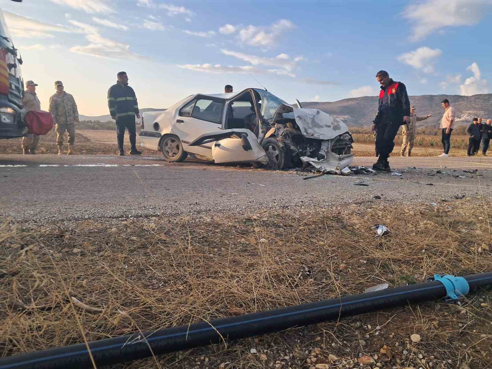 Kilis’te iki araç kafa kafaya çarpıştı: 3 yaralı 7 kiliste iki arac kafa kafaya carpisti 3 yarali 3 ZKn1GEmm