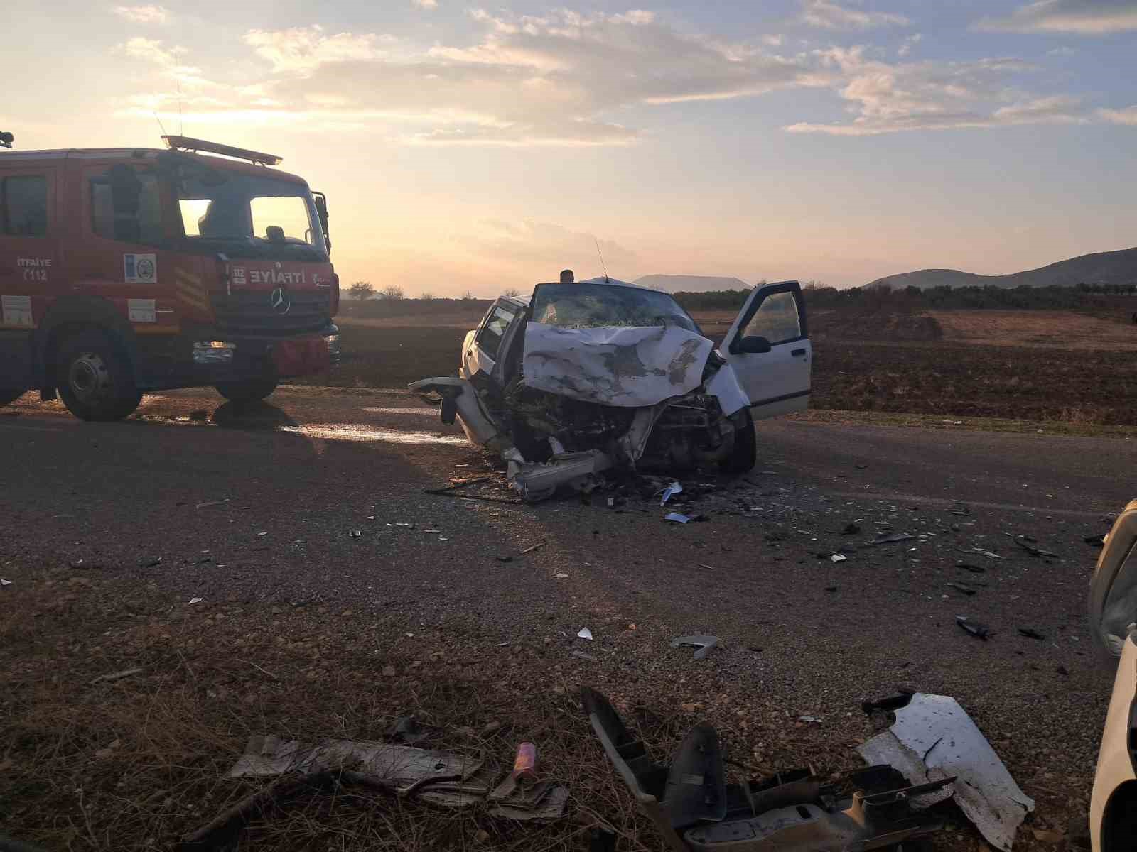 Kilis’te iki araç kafa kafaya çarpıştı: 3 yaralı 8 kiliste iki arac kafa kafaya carpisti 3 yarali 4 sMy5ZDEa