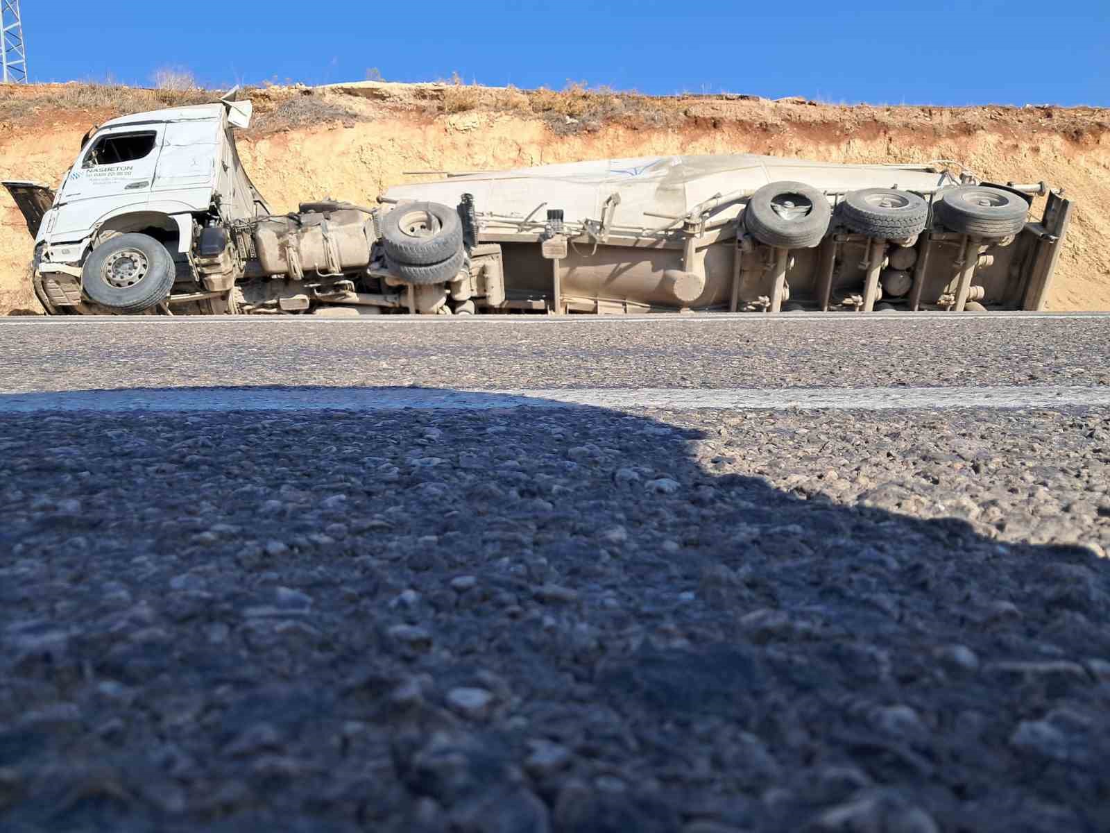 kiliste kamyon tir ve beton mikseri carpisti 0 sa6m38GL