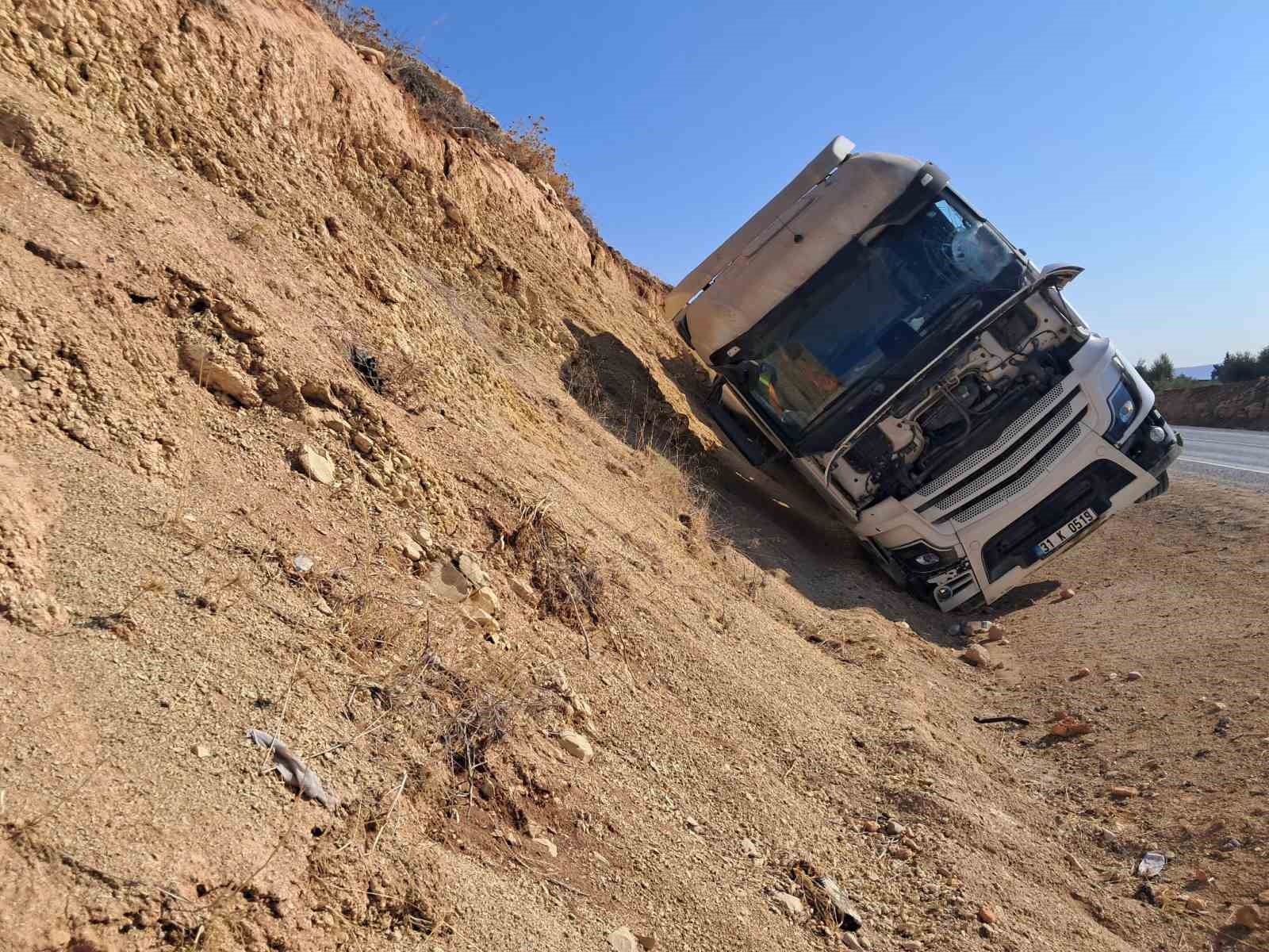 kiliste kamyon tir ve beton mikseri carpisti 2 Hg12zPKM