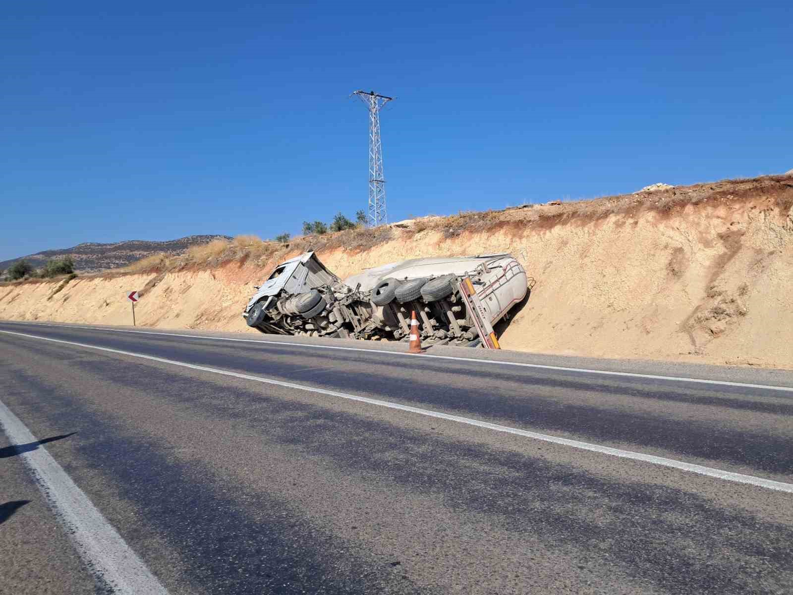 kiliste kamyon tir ve beton mikseri carpisti 3 w5Xeq3IO