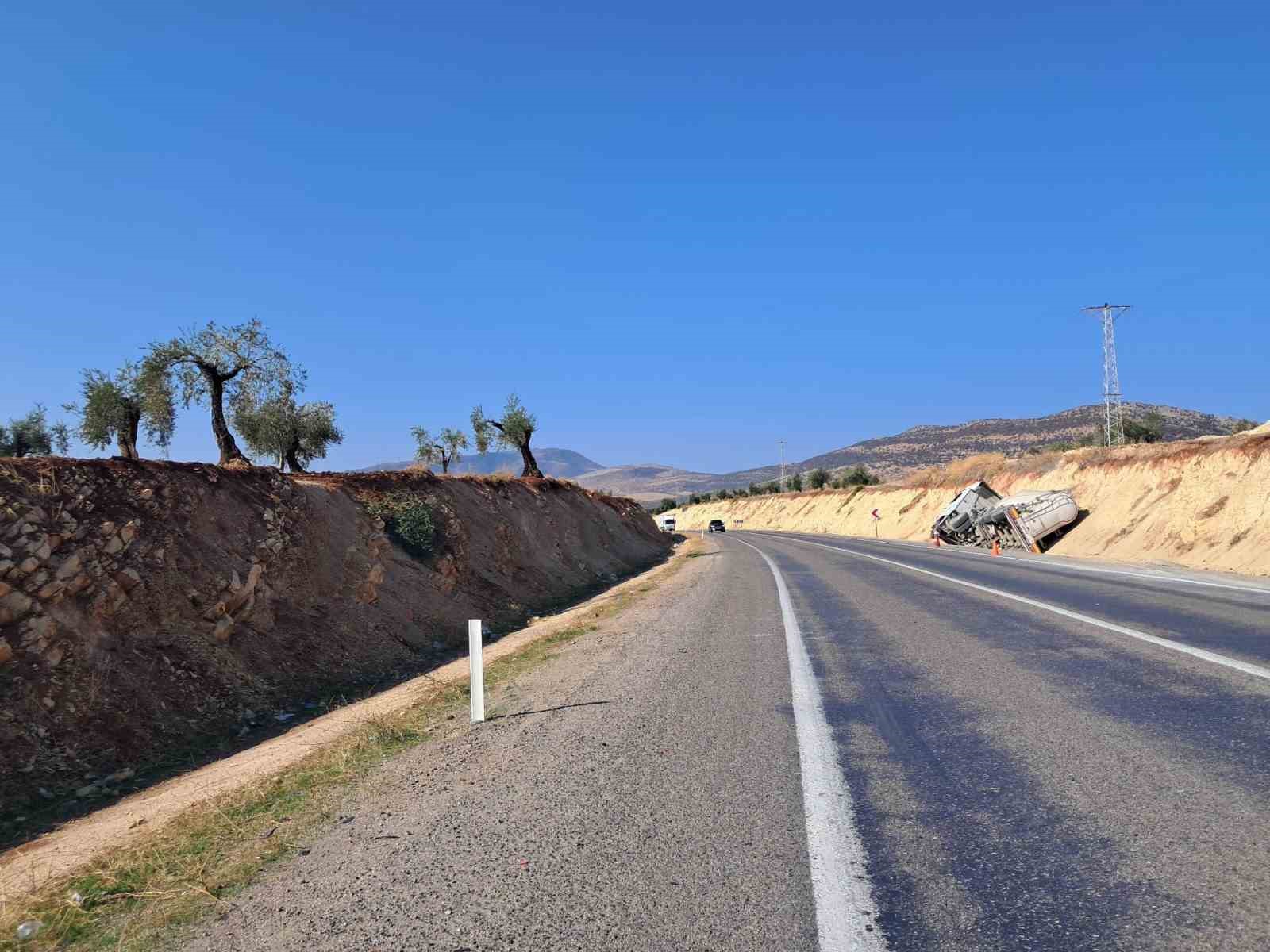 kiliste kamyon tir ve beton mikseri carpisti 4