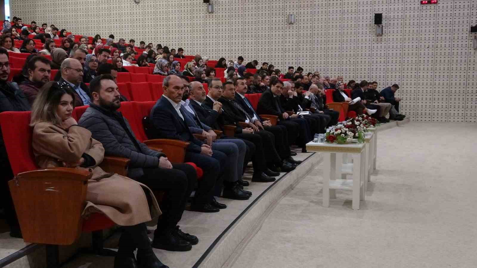 Kilis’te ’Küresel Tehditler Karşısında Manevi Vatan ve Aile’ çalıştayı düzenlendi 5 kiliste kuresel tehditler karsisinda manevi vatan ve aile calistayi duzenlendi 1 u4aBsJ3q