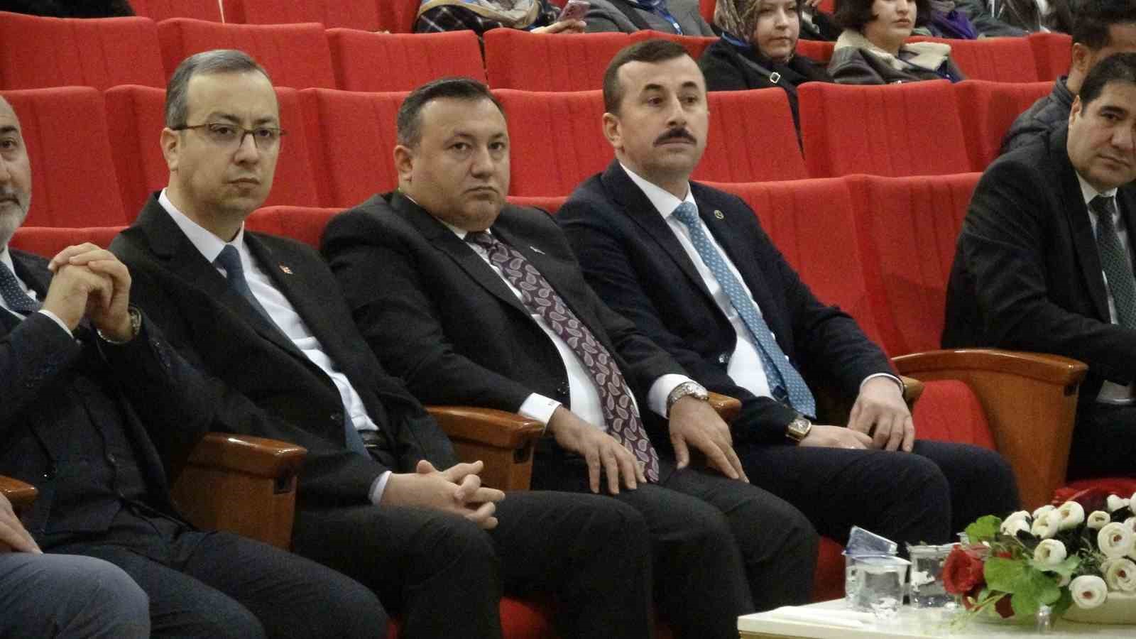 Kilis’te ’Küresel Tehditler Karşısında Manevi Vatan ve Aile’ çalıştayı düzenlendi 6 kiliste kuresel tehditler karsisinda manevi vatan ve aile calistayi duzenlendi 2 hKRfE3yR