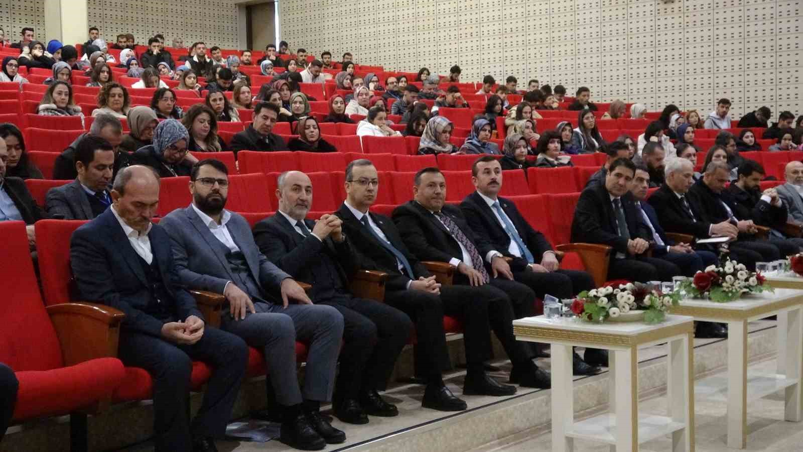 Kilis’te ’Küresel Tehditler Karşısında Manevi Vatan ve Aile’ çalıştayı düzenlendi 7 kiliste kuresel tehditler karsisinda manevi vatan ve aile calistayi duzenlendi 3 rWDTUZTC