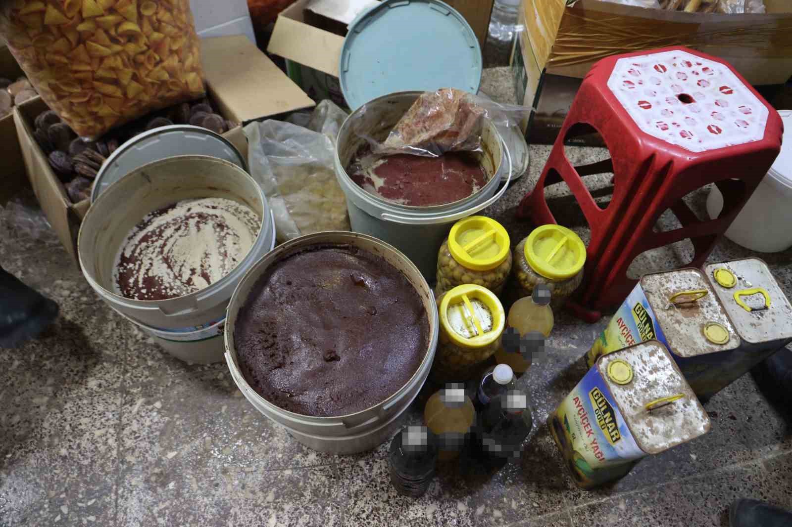 Kilis’te mide bulandıran hijyen skandalı: Merdiven altı üretimde fareler bulundu 5 kiliste mide bulandiran hijyen skandali merdiven alti uretimde fareler bulundu 1 ia3kNie6