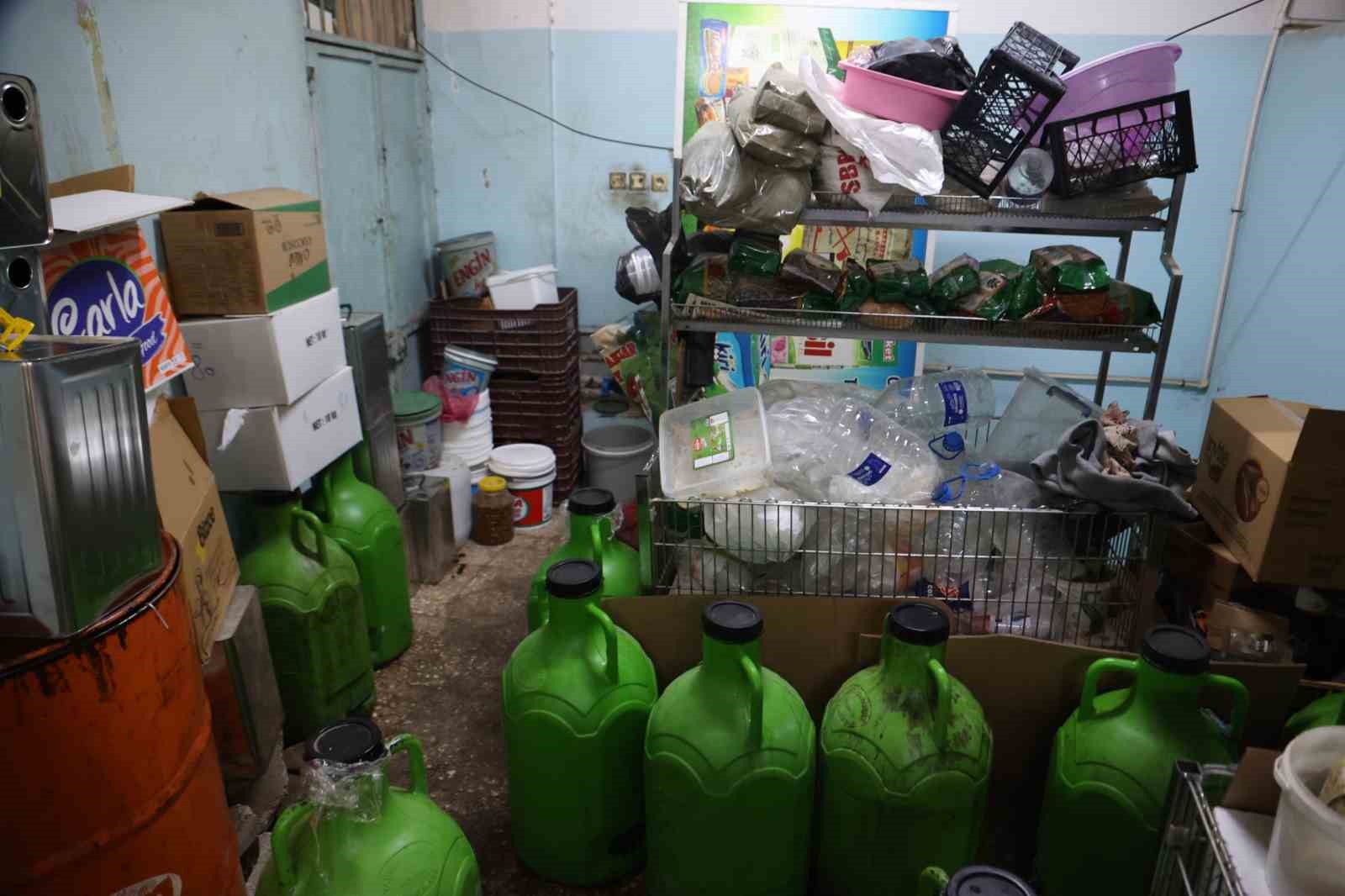 Kilis’te mide bulandıran hijyen skandalı: Merdiven altı üretimde fareler bulundu 8 kiliste mide bulandiran hijyen skandali merdiven alti uretimde fareler bulundu 4 eezDOLdX