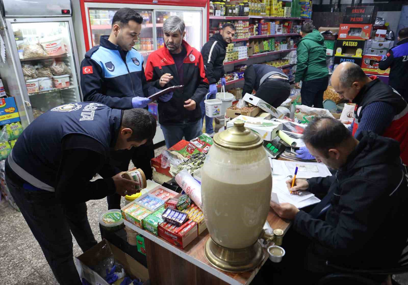 Kilis’te mide bulandıran hijyen skandalı: Merdiven altı üretimde fareler bulundu 10 kiliste mide bulandiran hijyen skandali merdiven alti uretimde fareler bulundu 6 VOA7ntfE