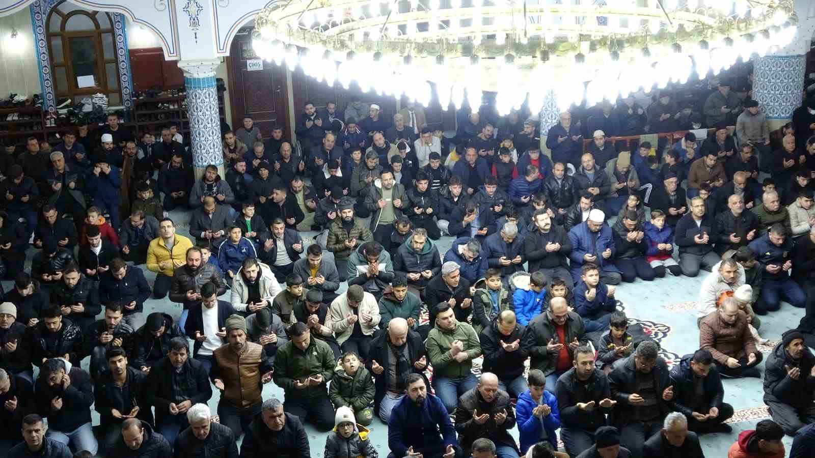 Kilis’te Miraç Kandili’nde camiler doldu taştı 5 kiliste mirac kandilinde camiler doldu tasti 1 JFzvUPtX