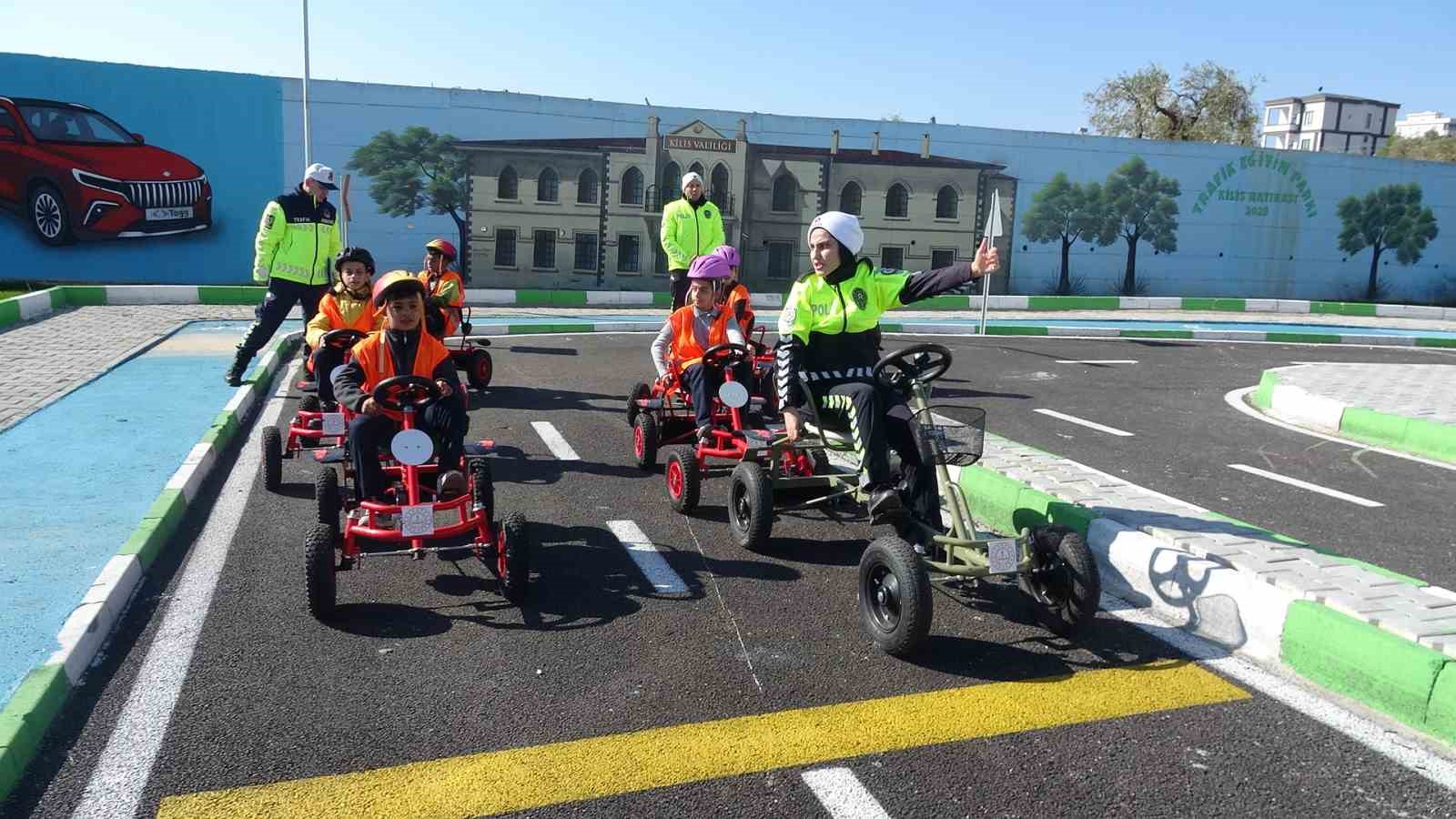 kiliste ogrenciler trafik parkinda direksiyon basina gecti 0 6gw8sWtG