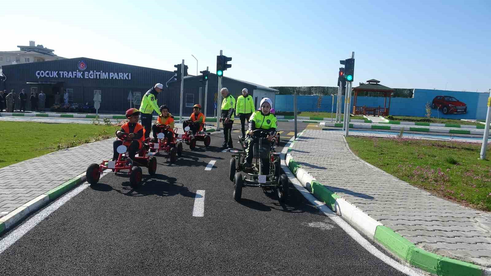 kiliste ogrenciler trafik parkinda direksiyon basina gecti 1 qJHdQfH8