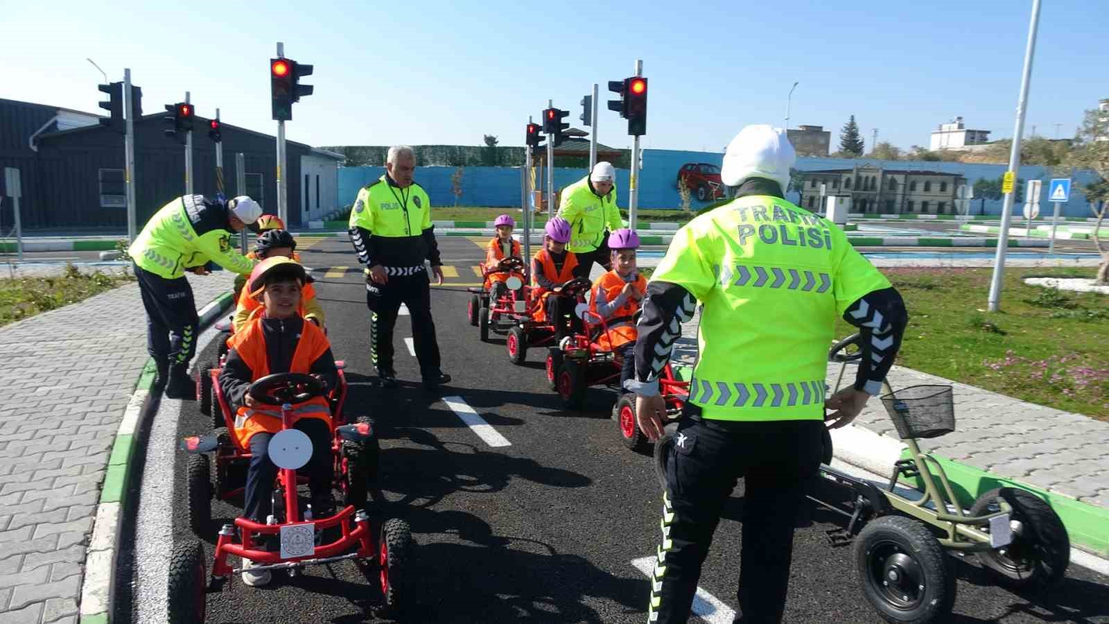 kiliste ogrenciler trafik parkinda direksiyon basina gecti 2 hWvfMABl