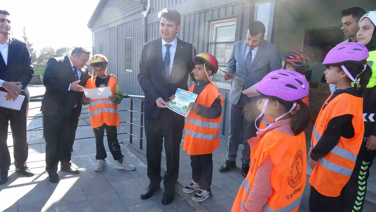 kiliste ogrenciler trafik parkinda direksiyon basina gecti 3 T5A8O1jL
