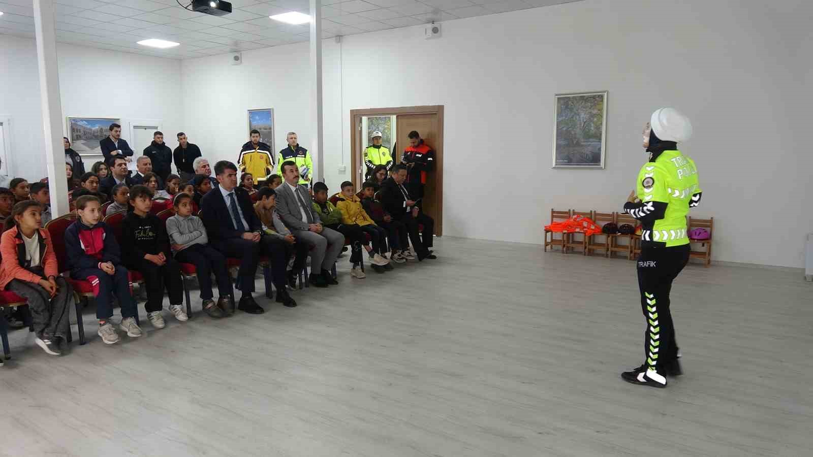 kiliste ogrenciler trafik parkinda direksiyon basina gecti 4 Cwhg16JG