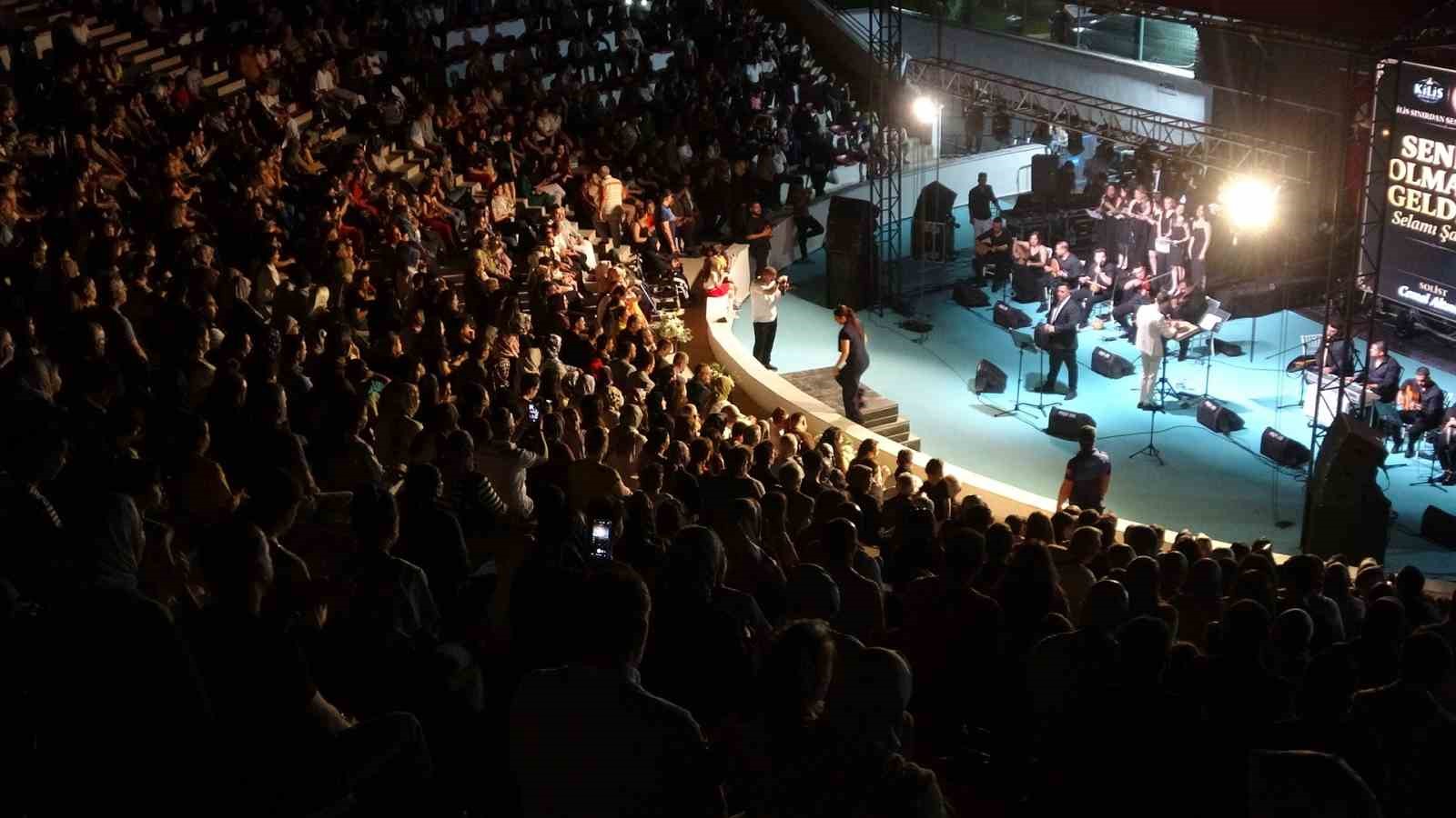 Kilis’te "Sınırdan Sesler Korosu" konserine yoğun ilgi 4 kiliste sinirdan sesler korosu konserine yogun ilgi 0 fuXHybXS