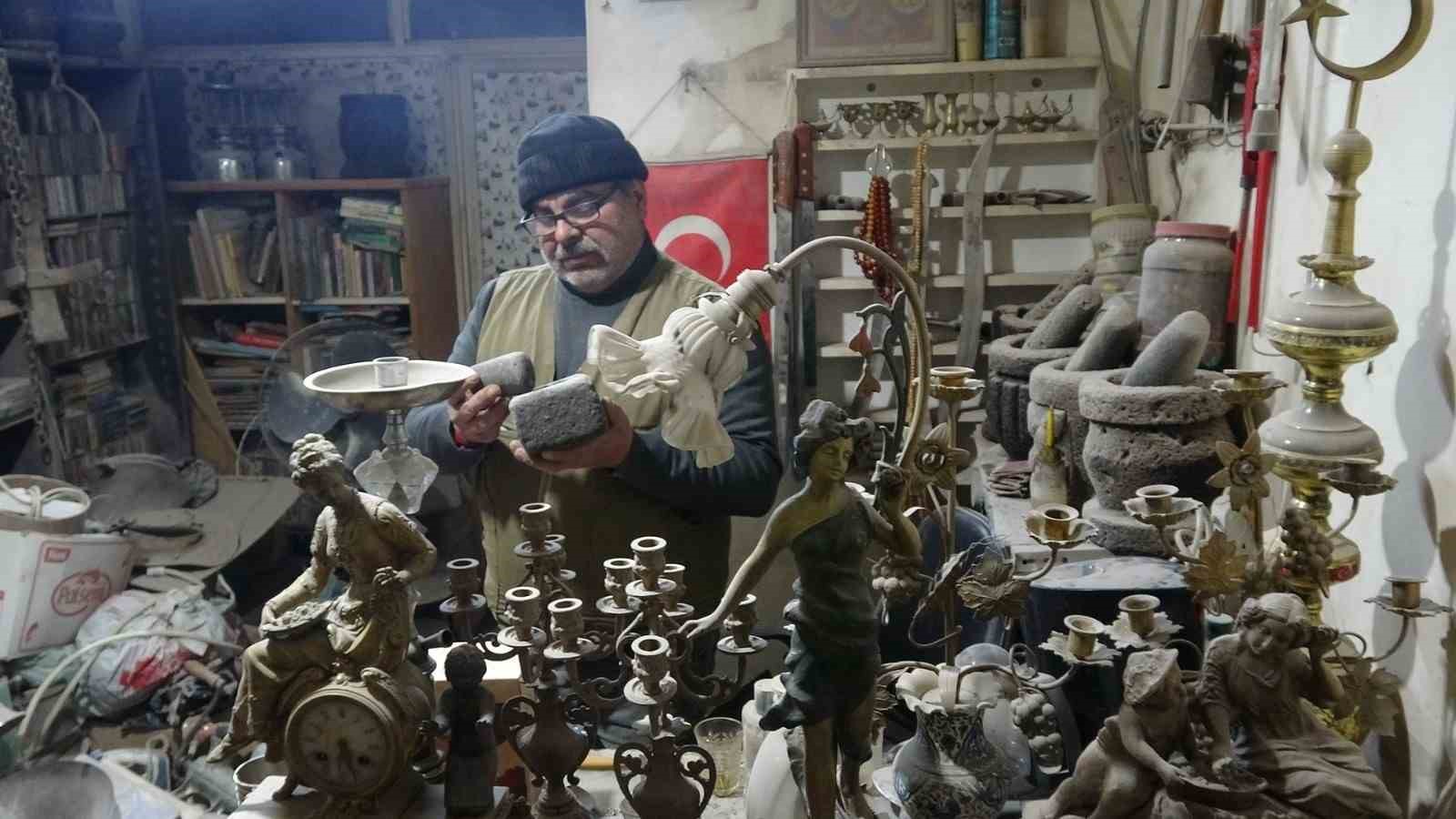 kiliste tas oymaciliginin son ustasi bayramda da tezgah basinda 0 OJ1wYyI6