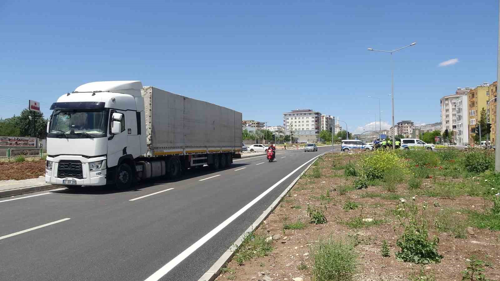 kiliste tir ile carpisan motosikletteki 2 kisi agir yaralandi 0