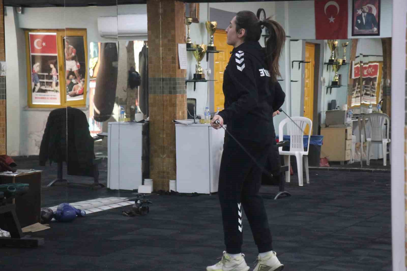 kilo vermek icin taktigi eldivenlerle 7 turkiye 1 avrupa sampiyonu oldu 5 dYcF4dzv