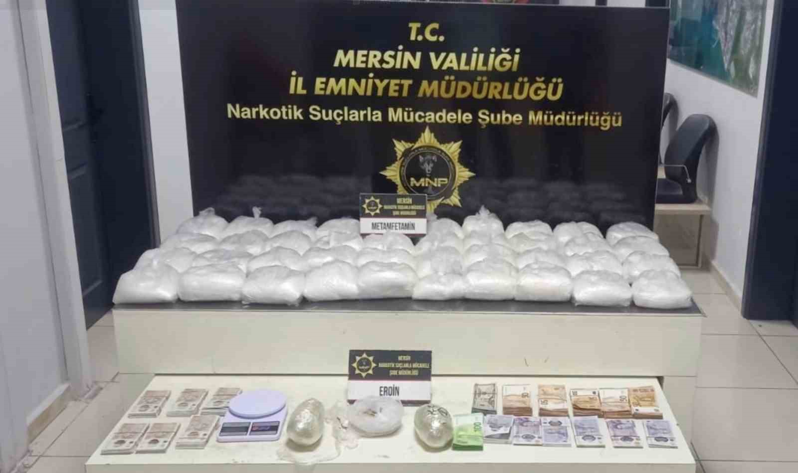 kilolarca uyusturucu ele gecirilen supheliden 4 milyon tllik doviz cikti 0 UJCjAvCz