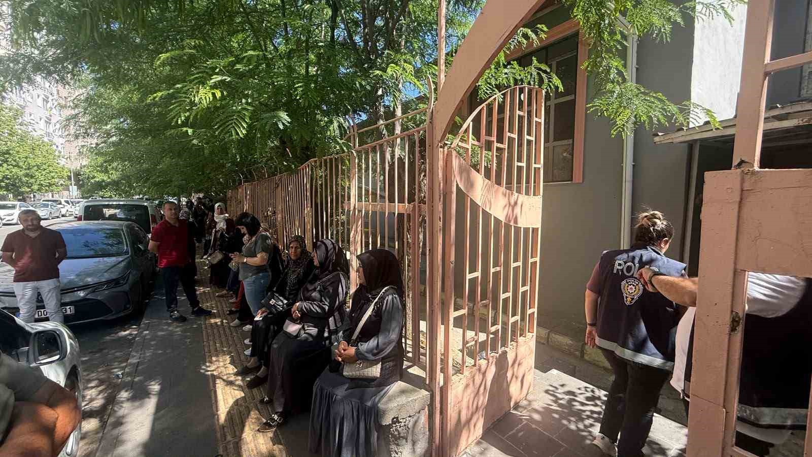 kimlige gerek yok demis sinava son bir dakikada yetistirildi 4 ye57sqGF