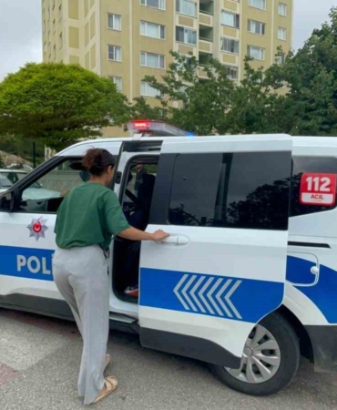 kimligini-evde-unutan-adayin-imdadina-polis-yetisti-15l2EVDf.jpg