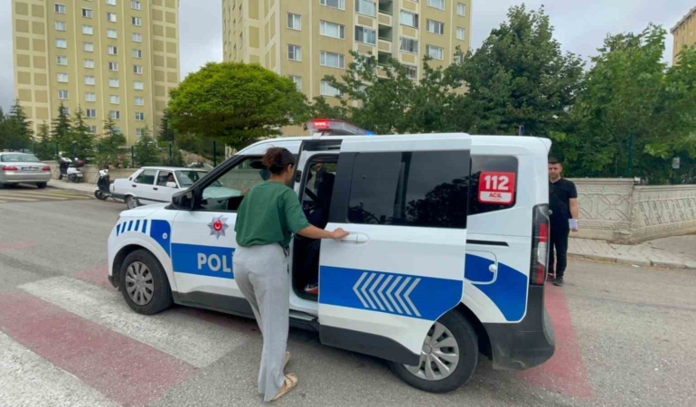 kimligini-evde-unutan-adayin-imdadina-polis-yetisti-15l2EVDf.jpg