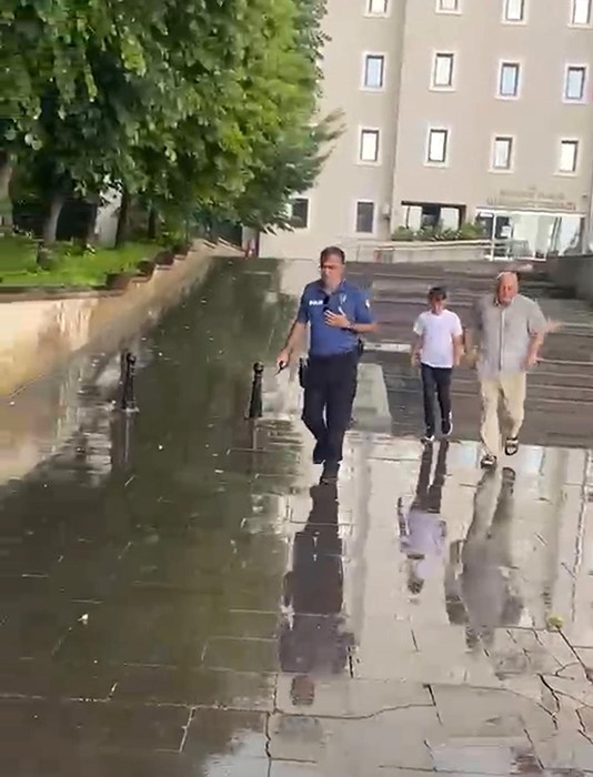 Kimliğini kaybeden öğrenciyi polis sınava yetiştirdi 4 kimligini kaybeden ogrenciyi polis sinava yetistirdi 0 nqhuDhTm