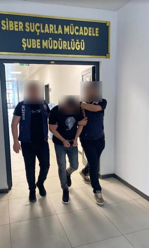 kimlik bilgilerini caldiklari vatandaslar adina sahte kredi karti cikaran 2 supheli tutuklandi 1 8YIfS7pf