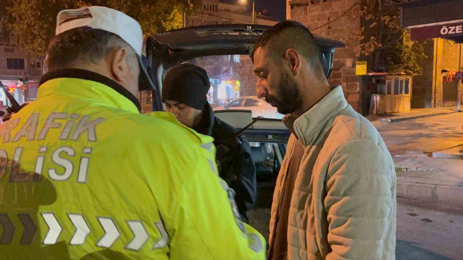 kimlik isteyen polise sosyal medyasini acti 0 LHTKhWb9