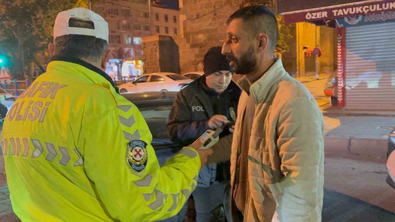 kimlik isteyen polise sosyal medyasini acti 1 uWhY7wZK