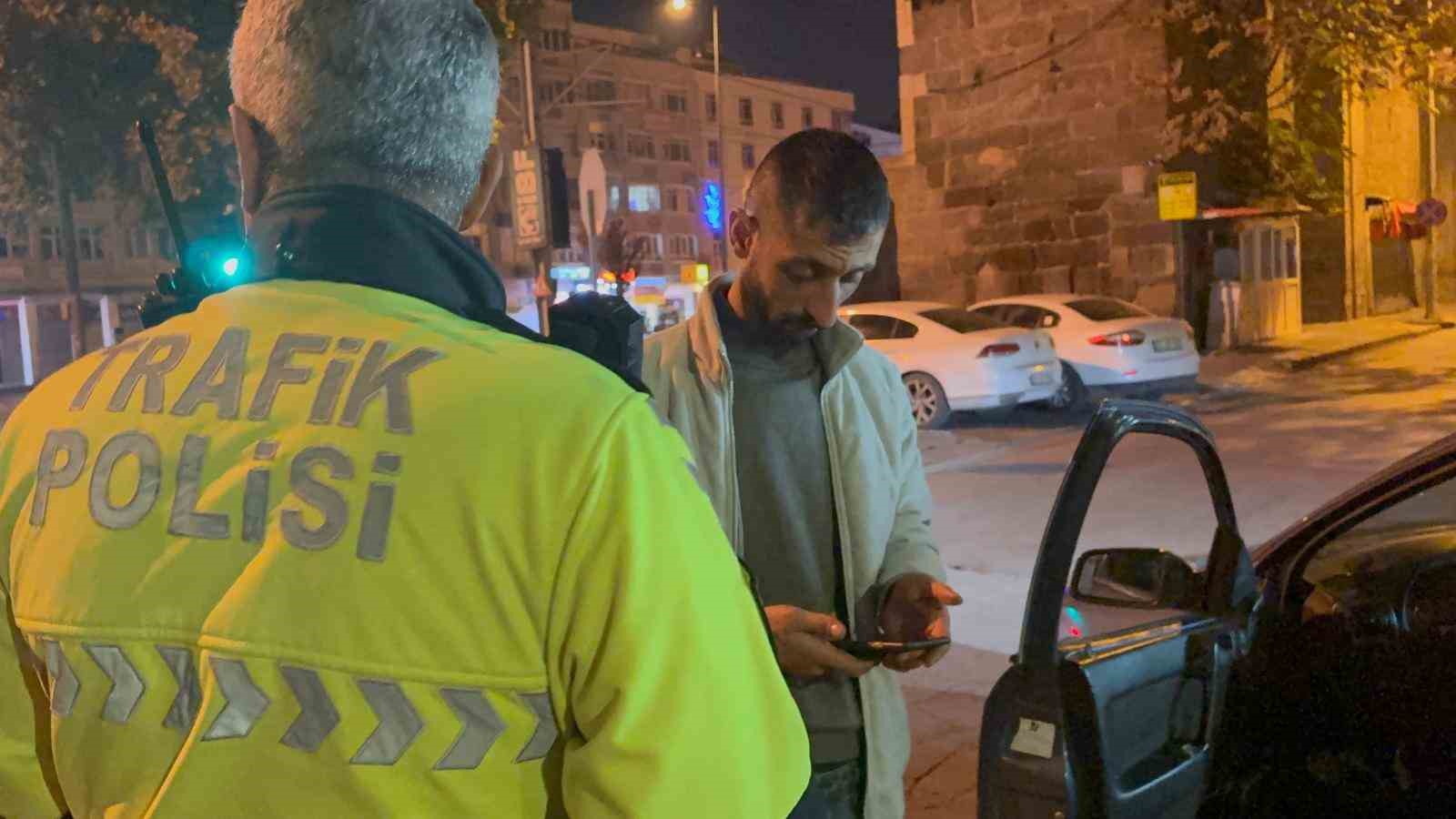 kimlik isteyen polise sosyal medyasini acti 3 hrrO4ZP6