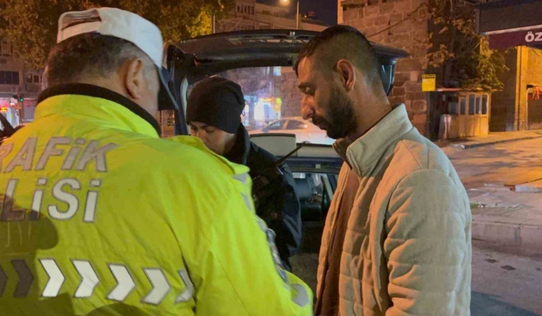 kimlik-isteyen-polise-sosyal-medyasini-acti-eIqk145T.jpg