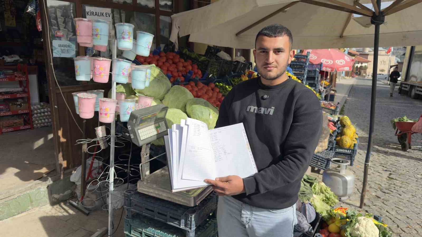 kimse bilmesin allah bilsin diyerek 150 bin liralik veresiye defterini kapatti 0 i2MrQsEK