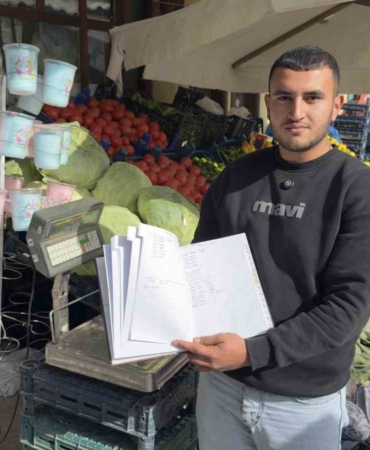 kimse-bilmesin-allah-bilsin-diyerek-150-bin-liralik-veresiye-defterini-kapatti-qmzmD2di.jpg