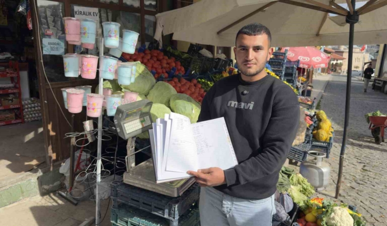 kimse-bilmesin-allah-bilsin-diyerek-150-bin-liralik-veresiye-defterini-kapatti-qmzmD2di.jpg