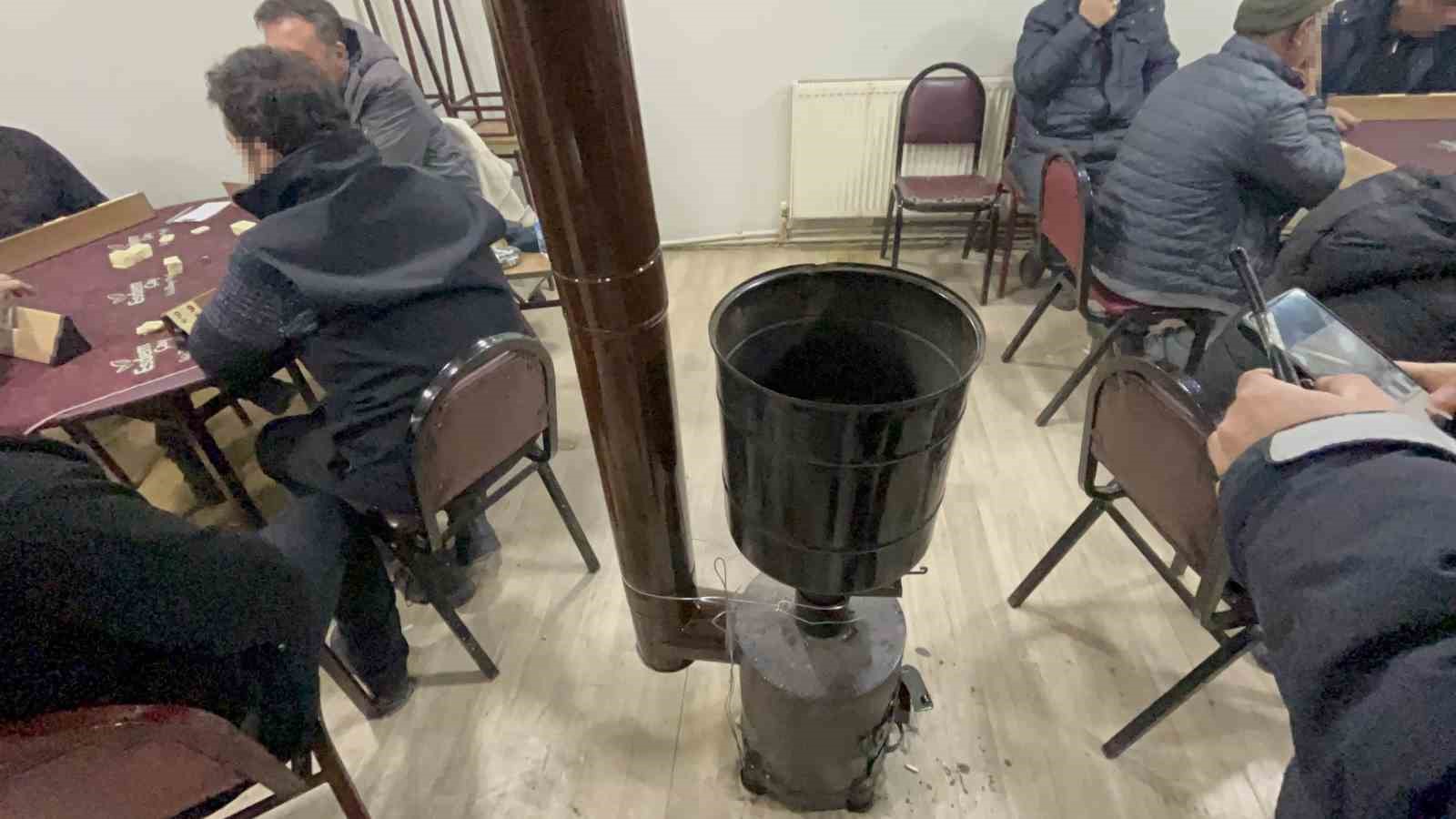 Kıraathaneden eve sızdığı iddia edilen dumandan zehirlenen anne ve 2 çocuğu hastanelik oldu 6 kiraathaneden eve sizdigi iddia edilen dumandan zehirlenen anne ve 2 cocugu hastanelik oldu 2 lFlUmjpV