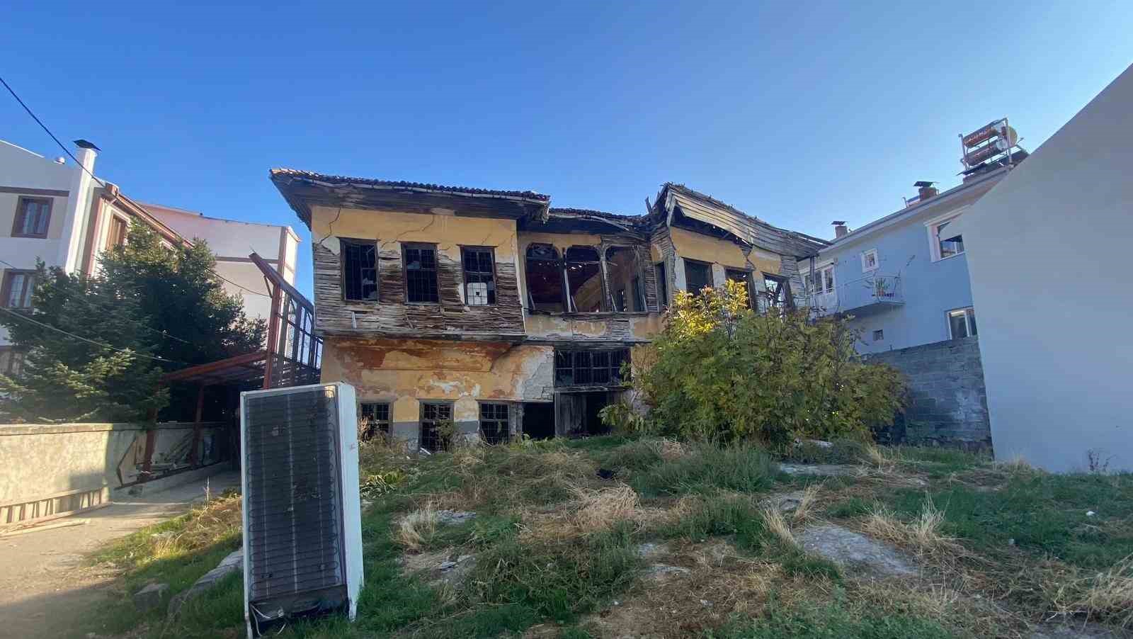 kiracinin itirazlari yuzunden yikimi yarim kalan metruk bina tamamen yikildi 0 78FjAkF2