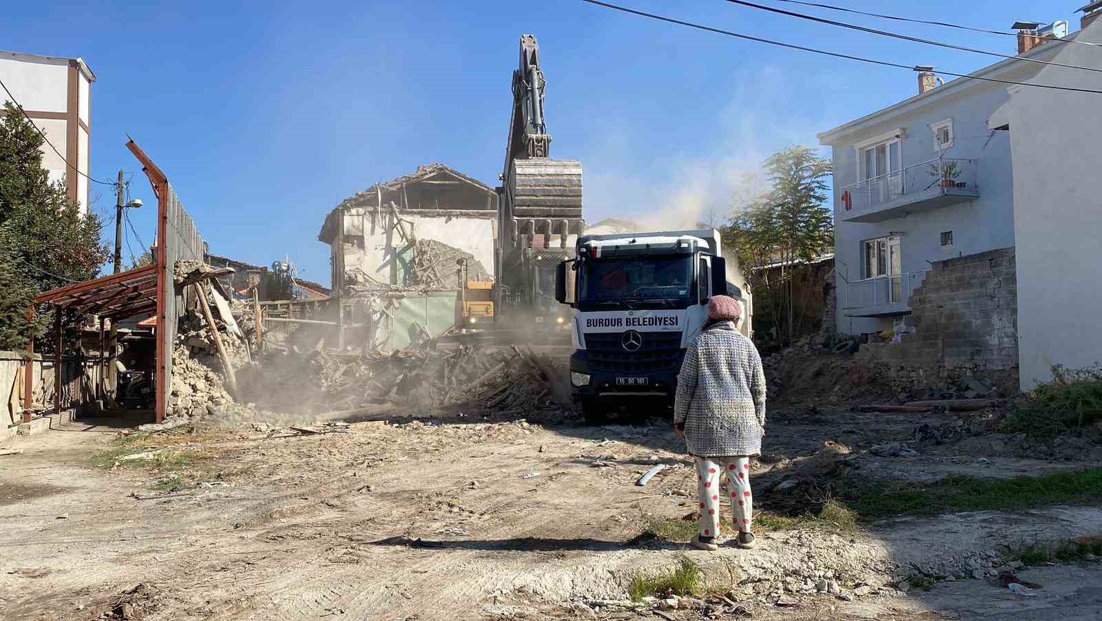 kiracinin itirazlari yuzunden yikimi yarim kalan metruk bina tamamen yikildi 1 JUKdDyCA