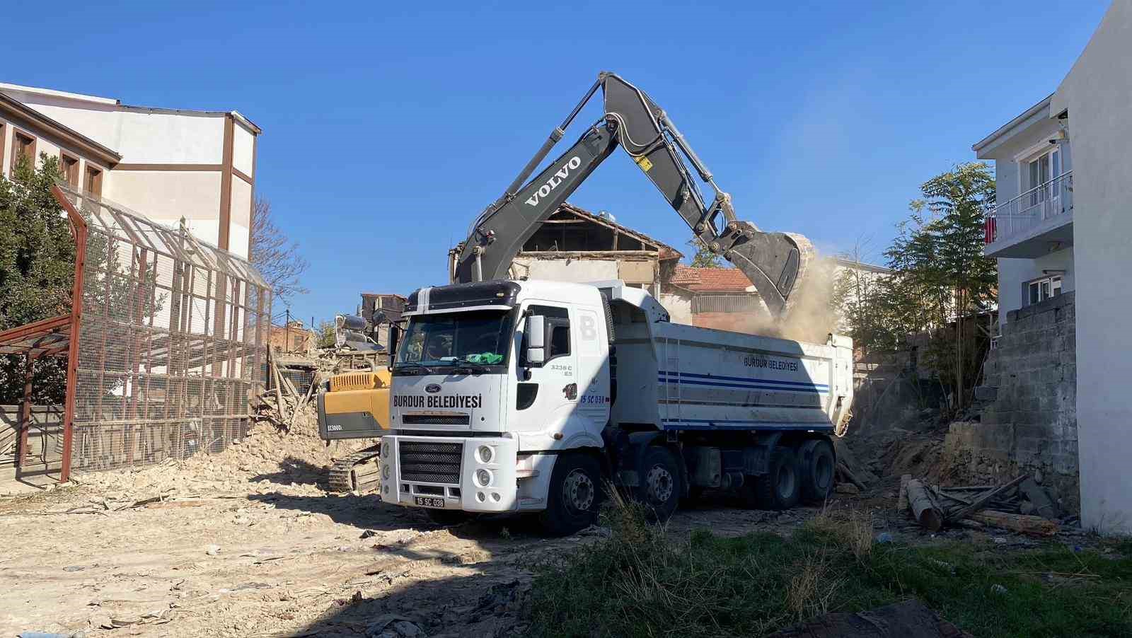 kiracinin itirazlari yuzunden yikimi yarim kalan metruk bina tamamen yikildi 2 iUlyEFRP