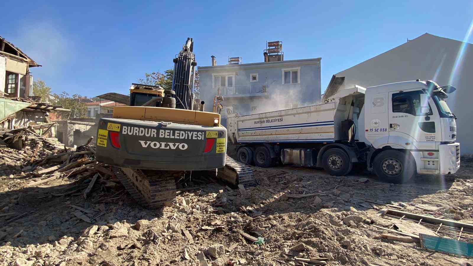 kiracinin itirazlari yuzunden yikimi yarim kalan metruk bina tamamen yikildi 4 8qUzn1e9