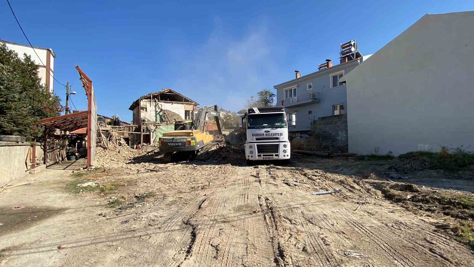 kiracinin itirazlari yuzunden yikimi yarim kalan metruk bina tamamen yikildi 5 u612PRgE